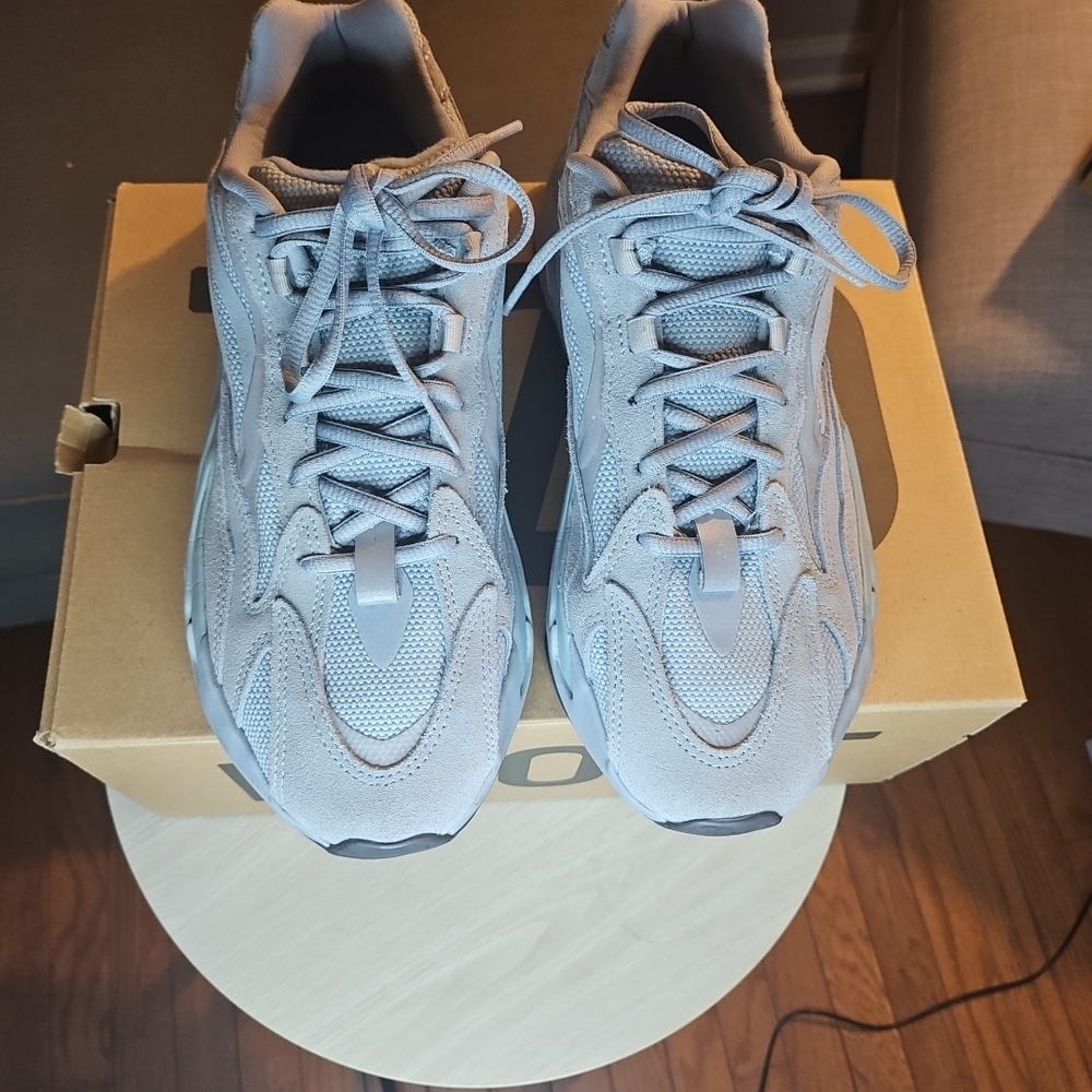 Authentic Yeezy700 Hospital Blue Sz.10 Great Condition No Box